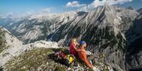 Der Sunntiger bietet einen eindrucksvollen Blick auf die wilden Gipfel der Vomper Kette. Foto: Heinz Zak