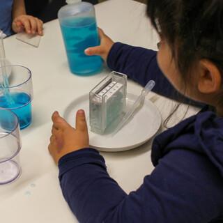 Mit Zucker und gefärbtem Wasser können Kinder im Höhluseum simulieren, wie eine Höhle entsteht. Foto: Stefan Uhl 