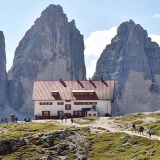 Der Name ist "Programm": die Dreizinnenhütte. Foto: Thorsten Brönner