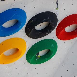 Olympische Ringe als Klettergriffe, Foto: DAV/Marco Kost