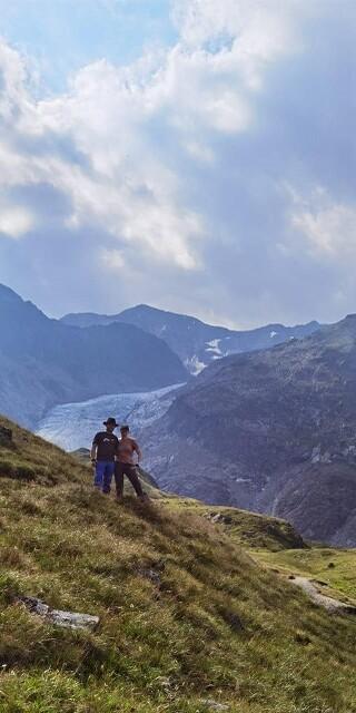 Veronika und Daniel beim Aufstieg zur Rauhekopfhütte. Foto: Martin Schranz