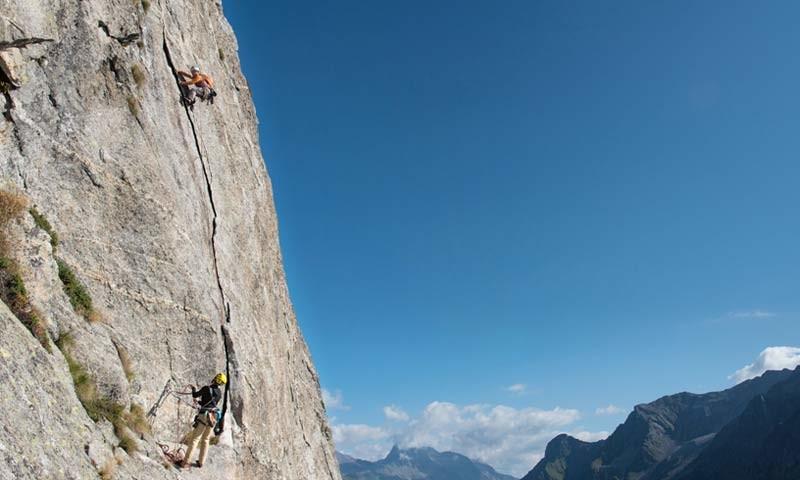 <p>Schön rauslehnen: Am Spazzacaldeira gibt es jede Menge moderne Kletterrouten.</p>

<p>Foto: Ralf Gantzhorn</p>