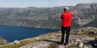 An der Kante oberhalb Stufe 3.500 muss Zeit sein für den Ausblick auf den Lysefjord. Foto: Antes & Antes