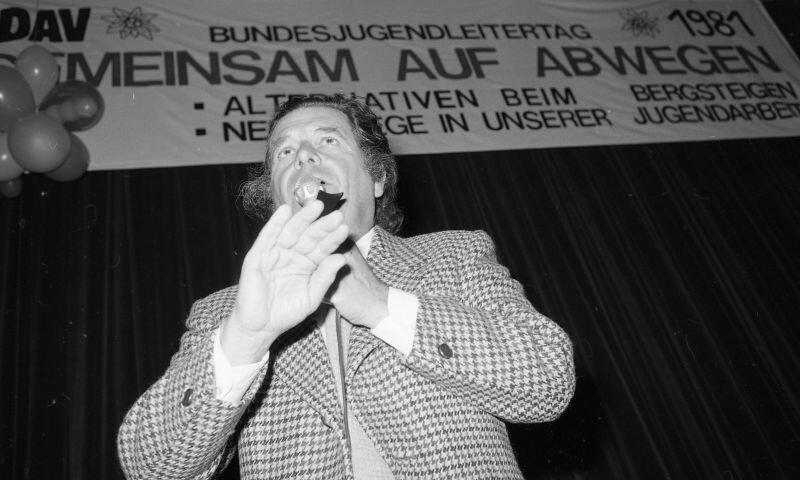 Dr. Fritz März, damaliger erster Vorsitzender, beim Bundesjugendleitertag 1981, mit einer den Themen und Forderungen der Jugend gegenüber eher abwehrenden Geste, Foto: Klaus Umbach