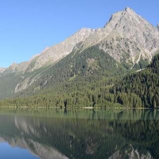 Antholzer See - Bergromantik: Frühmorgens ist am Antholzer See unter Wild- und Hochgall die Welt noch ruhig und in Ordnung.