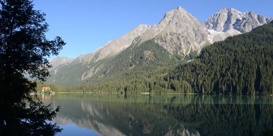 Antholzer See - Bergromantik: Frühmorgens ist am Antholzer See unter Wild- und Hochgall die Welt noch ruhig und in Ordnung.