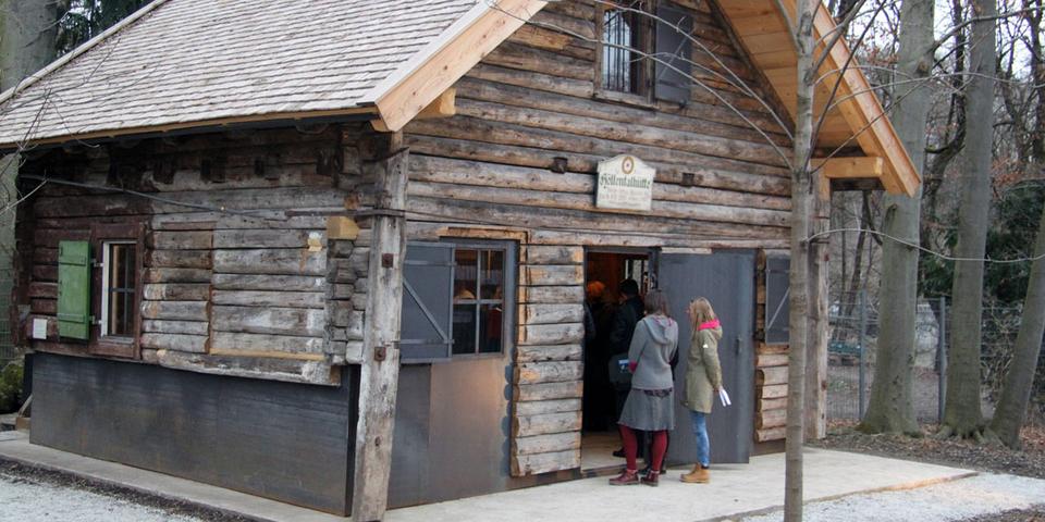 Die ursprüngliche Höllentalangerhütte von 1893 wurde vom ursprünglichen Standort unterhalb der Zugspitze abgetragen und steht jetzt im Garten des Alpinen Museums. Foto: Christine Frühholz