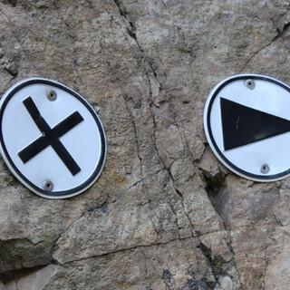 Kreuz und Pfeil beim Klettern - Diese Hinweisschilder zeigen Ihnen beim Klettern wo's langgeht.