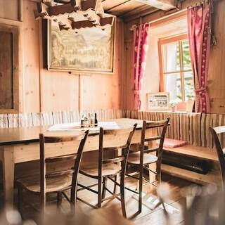 Möbel aus Holz, wie hier in der Gaststube der Greizer Hütte, bringen in den Kategorie Bauausführung Pluspunkte. Foto: Greizer Hütte/Lukas Zimmermann