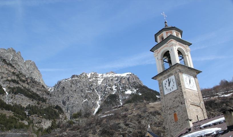 Kirche in Sambuco - Wieder zuhause: Aus dem Tal zeigen sich die Skitourenmöglichkeiten nicht immer.