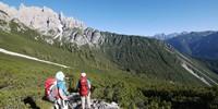 Abstieg zum Rifugio Giaf - <p>Im Abstieg zum Rifugio Giaf (rechts der Bildmitte) genießt man eine tolle Aussicht auf die Ausläufer der Cridola-Gruppe.</p>