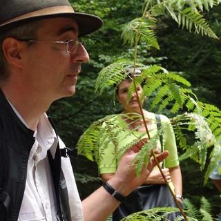 Mit Wildpflanzenwirt Friedrich Klumpp auf informativer Kräuterwanderung. Foto: Joachim Chwaszcza