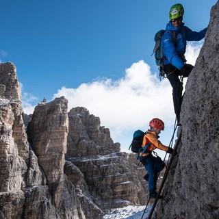 Keine Angst vor Leitern – vom Bergführer gesichert geht es konzentriert von Stufe zu Stufe. Foto: Ralf Gantzhorn