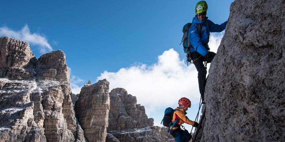 Keine Angst vor Leitern – vom Bergführer gesichert geht es konzentriert von Stufe zu Stufe. Foto: Ralf Gantzhorn