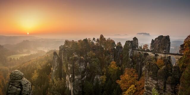 Mystisches Elbsandsteingebirge: Die Bastei im Sonnenaufgang. Foto: Seaq68/Pixabay 