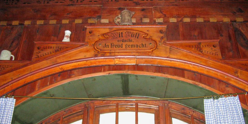 Architektonischer Leitspruch im Speisesaal der Berliner Hütte: "Mit Lust erdacht, in Freud gemacht". Foto: Nadine Ormo