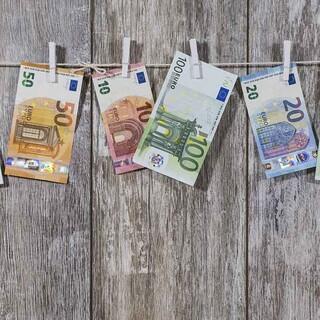 Euroscheine an der Wäscheleine, Foto: pixabay/Bru-nO