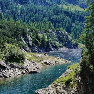 Der Wasserreichtum der zentralen Bergamasker Alpen wird seit Jahrzehnten zur Stromerzeugung genutzt, auch um das Rifugio Laghi Gemelli. Foto: Joachim Chwaszcza