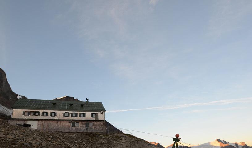 Frühmorgens am Schwaigerhaus - Aufbruch vom Schwaigerhaus zur Königsetappe; die Gletscher leuchten schon.
