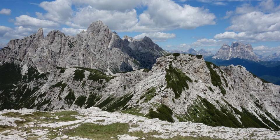 Im Aufstieg zur Forcella de Zita Nord hat man die Tamer-Gruppe (l.) und den Monte Pelmo (r.) gut im Blick. Foto: Joachim Chwaszcza