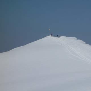 Am Gipfelgrat des Hohen Freschen - Trotz Lift im Einzugsgebiet ist das Ambiente am Gipfelgrat des Hohen Freschen ordentlich alpin.