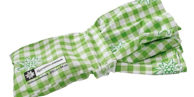 Einer der zu gewinnenden grün-weiß-karierten Hüttenschlafsäcke, Bild: DAV