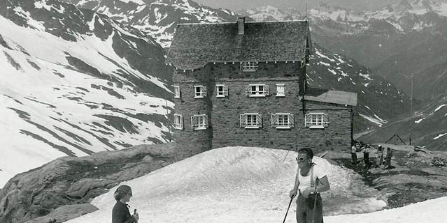 Skifahrer vor der Siegerland Hütte, 1938. Sektion Siegerland des DAV / Archiv des DAV, München.