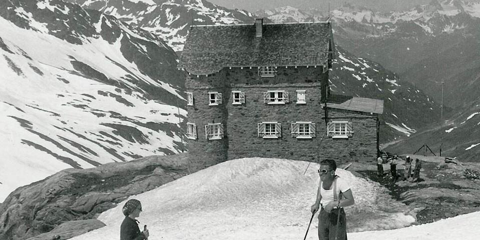 Skifahrer vor der Siegerland Hütte, 1938. Sektion Siegerland des DAV / Archiv des DAV, München.