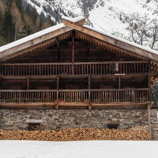 Bei alten Südtiroler Stadeln startet die Tour zur Alpenspitze. Foto: Ingo Röger