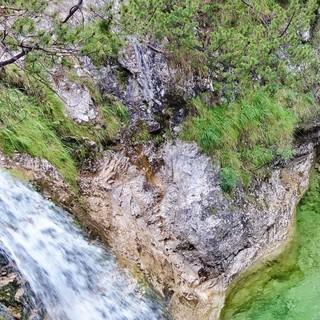 Mit ihren Wasserfall-Kaskaden und Gumpen bieten die „Cadini del Breton“ reizvolle Wasserspiele am südlichen Rand des Belluneser Nationalparks. Foto: Joachim Chwaszcza