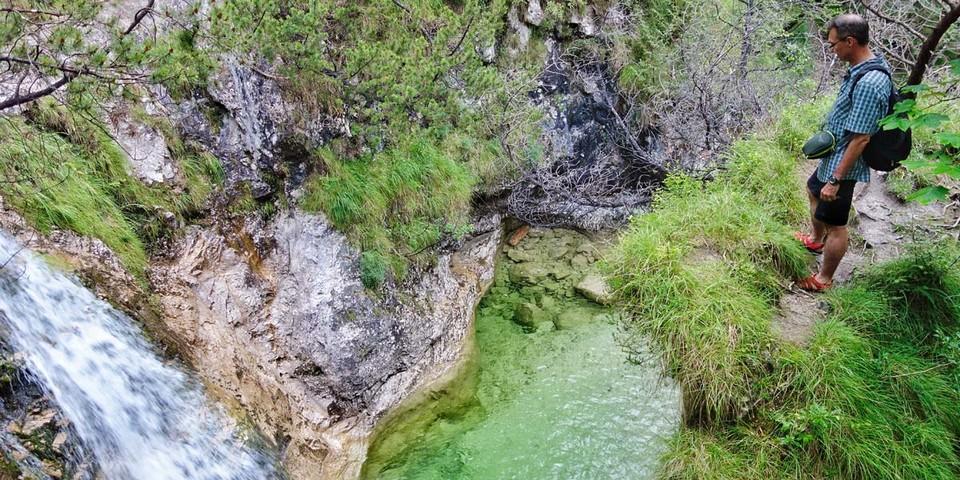 Mit ihren Wasserfall-Kaskaden und Gumpen bieten die „Cadini del Breton“ reizvolle Wasserspiele am südlichen Rand des Belluneser Nationalparks. Foto: Joachim Chwaszcza