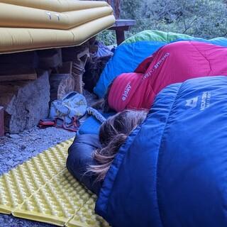 Jugendliche liegen im Schlafsack. Foto: JDAV Oberland/ Ines Primke