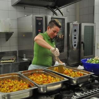 Vegetarisch, regional, saisonal, gesund & lecker: Kochen für die Gäste der Jubi; Foto: Lena Behrendes