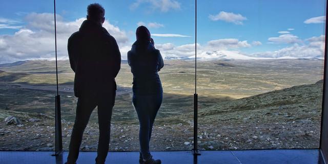 2011 wurde der „Viewpoint Snøhetta“ errichtet; der preisgekrönte Bau bietet ausgezeichnete Blicke auf den höchsten Berg des Dovrefjell. Foto: Joachim Chwaszcza