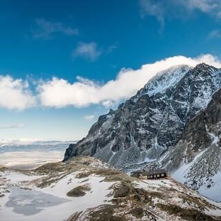 Winterliche Aussichtskanzel: Hütte in der Hohen Tatra. Foto: Lukáš Vaľko/Pixabay