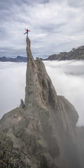 Akrobatik auf der Fiamma im Bergell. Foto: Silvan Metz