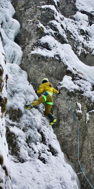 Amelie im Eis in den Dolomiten. Foto: DAV Expedkader/Dörte Pietron