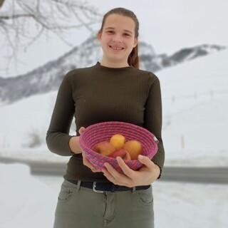 FÖJ-lerin Marie mit selbstgemachter Obstschale; Foto: Lena Behrendes
