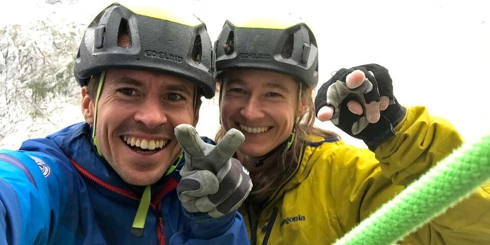 Geschafft: Dörte und Daniel nach ihrer Team-Erstbegehung von "Hands Down" im Zugspitzmassiv - eine der schwersten Mehrseillängenrouten im Alpenraum.