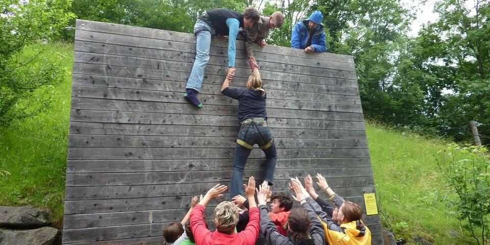 Begehung der Wall als Teamaufgabe im Hochseilgarten der Jubi Hindelang. Foto: Claudia Wegmann