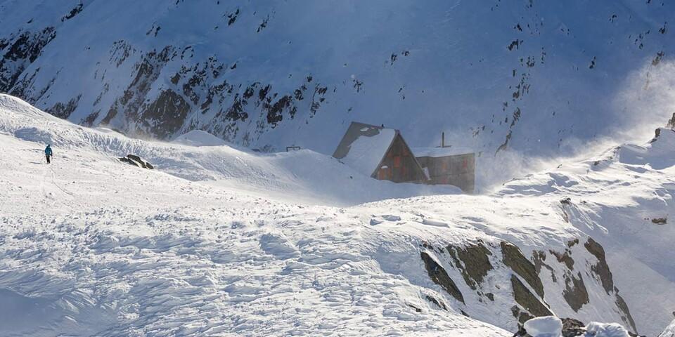 Die windumtoste Capanna Scaletta bietet mitunter einen Winterraum, den man sich erst erbuddeln muss. Foto: Iris Kürschner