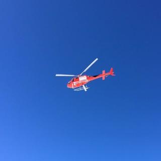 Helikopter im Landeanflug zur Hütte, Foto: DAV