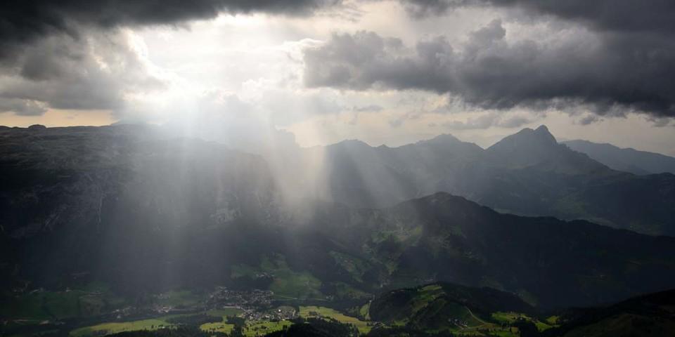 Wetterküche Dolomiten: In den Südalpen braut sich schnell mal was zusammen – wie hier über dem Gadertal. Foto: Ralf Gantzhorn