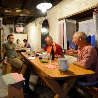 Dolomiten-Genuss: Panini, Grappe, Dolci und alles was man sonst noch braucht gibt es auf der Bosconerohütte. Foto: Ralf Gantzhorn