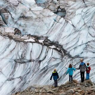 Wunderwerk Natur: Im Windkolk an der Mutthornhütte (Ausgangspunkt zum Breithorn) zeigt der Gletscher seine Jahresringe. Foto: Ralf Gantzhorn