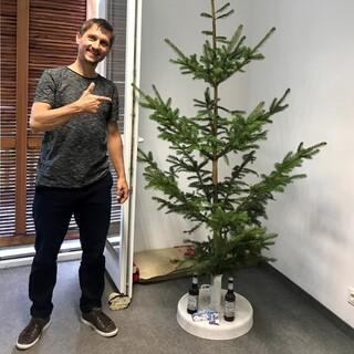 Überraschter Jubi - Hausleiter Martin Herz, der einen Christbaum in seinem Büro entdeckte. Foto: Jubi Archiv