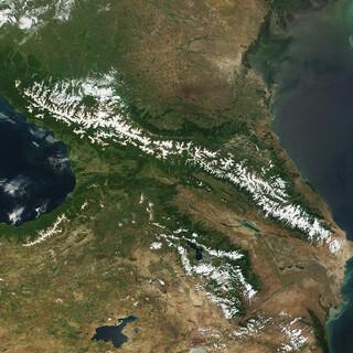 Nördlich der Große, südlich der Kleine Kaukasus. Karte: NASA/MODIS, Jacques Descloitres, MODIS Land Rapid Response Team, Public domain via Wikimedia Commons
