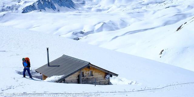 Von Wergenstein aus wird der Piz Beverin angesteuert und eine Alphütte steht perfekt für die Mittagsrast. Foto: Iris Kürschner