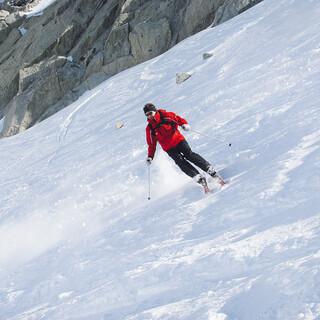 Fahren in verspurtem Schnee. Foto: Rudi Salger. Aus Alpin-Lehrplan 4, Skibergsteigen Freeriding