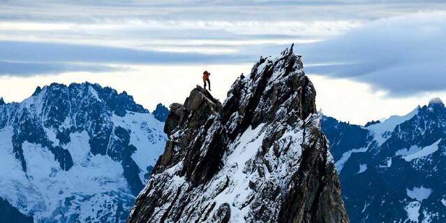 September - In unvorstellbaren 19 Stunden kletterte Ueli Steck im Sommer 2013 solo den gesamten Peutereygrat. Foto: Robert Bösch